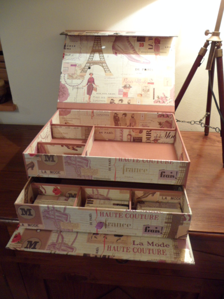 DE CARTÓN Y TRAPO: Maletín para el maquillaje