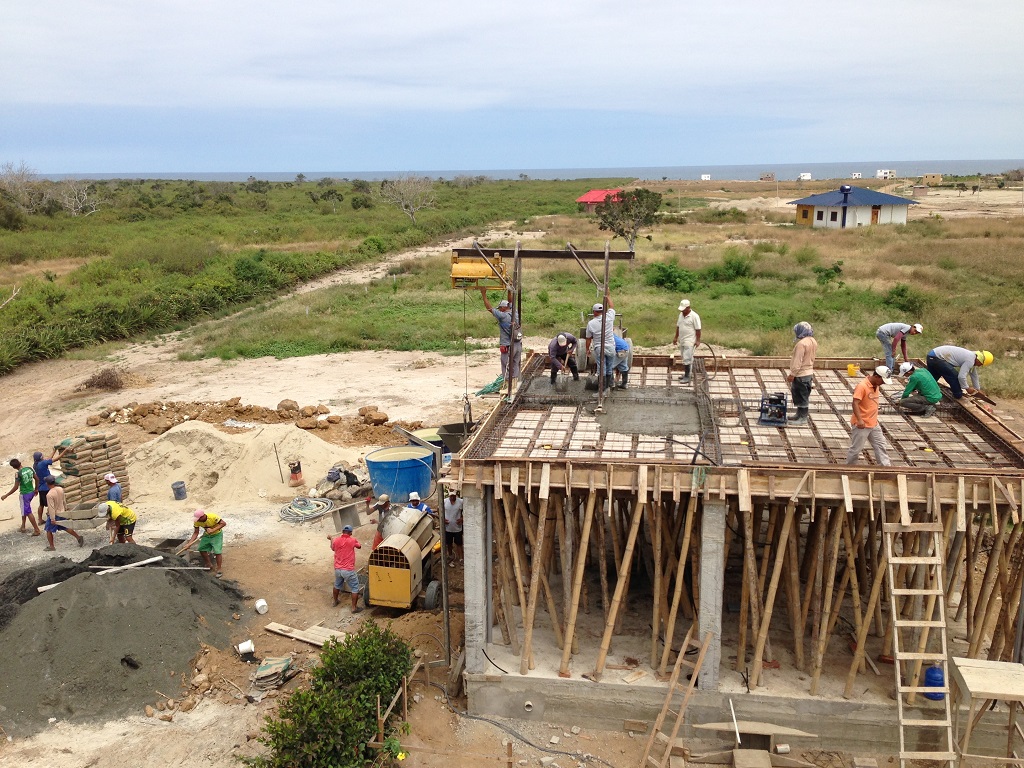 Building a rental home on the coast of Ecuador! Week 6 Retiring in