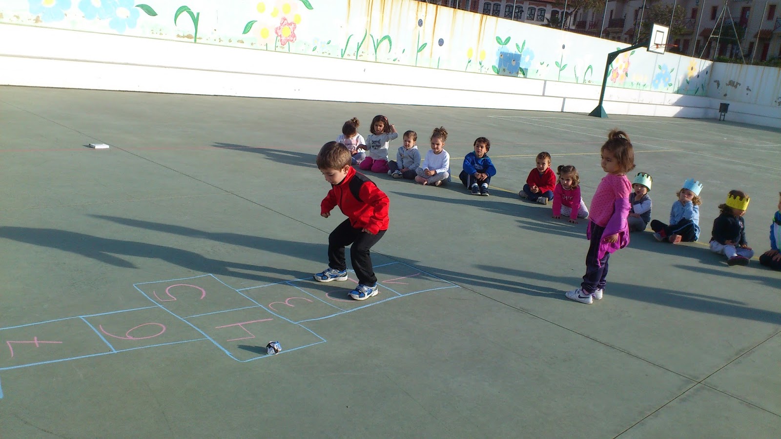 Leticia en Pitufilandia Aprendemos a jugar a la rayuela