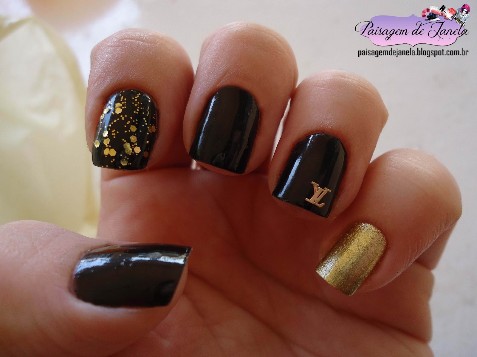 Esmaltei Mani Preto Dourado Tudo Adesivo Blog Paisagem De Janela El monograma lv de sus etiquetas aparece en la mayor parte de sus productos. paisagemdejanela com