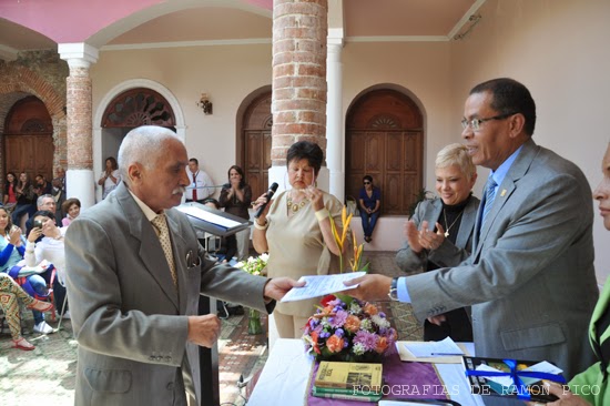 Profesores Jose Luis Cova Natera y Justo Bonomie durante la celebración del 72 aniversario de la Facultad de Odontología (Foto Ramón Pico)