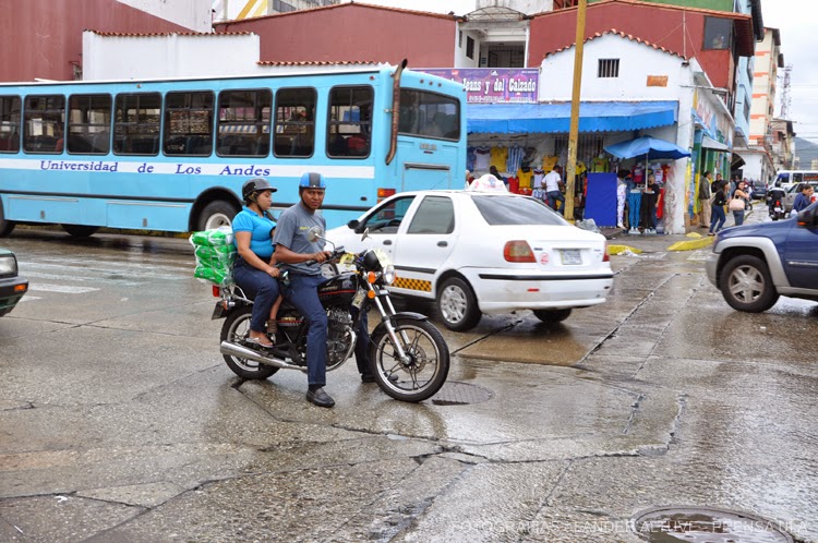 Educación y seguridad vial para motorizados de la ULA. (Fotografía: Lander Altuve).