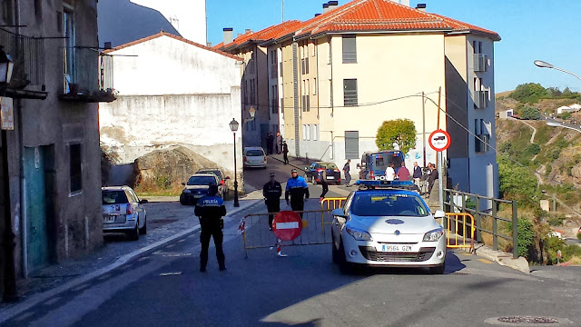 calle cortada y efectivos de la policia en Victor Gorzo