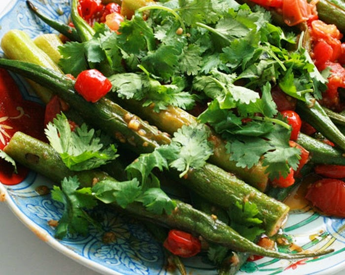 Quiabo Assado com Tomates e Gengibre Quiabo Assado com Tomates e Gengibre (vegana)