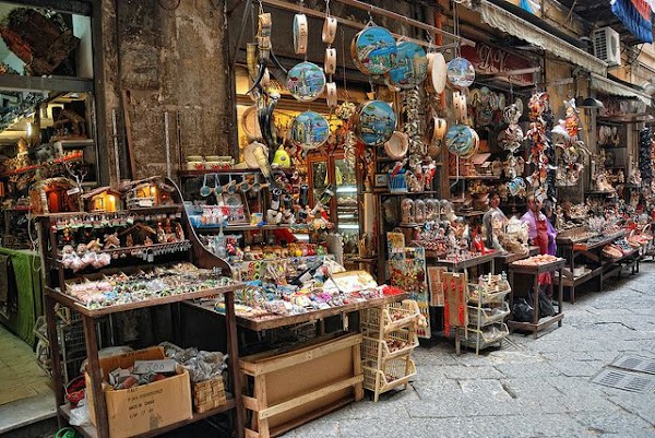 VIA SAN GREGORIO ARMENO A NAPOLI VIA SAN GREGORIO ARMENO A NAPOLI