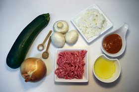 Calabacín relleno de carne y arroz con champiñones y salsa se tomate - ingredientes
