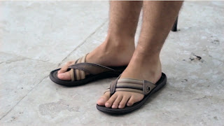Os pés masculinos do ator Thiago Lacerda usando chinelos Cartago