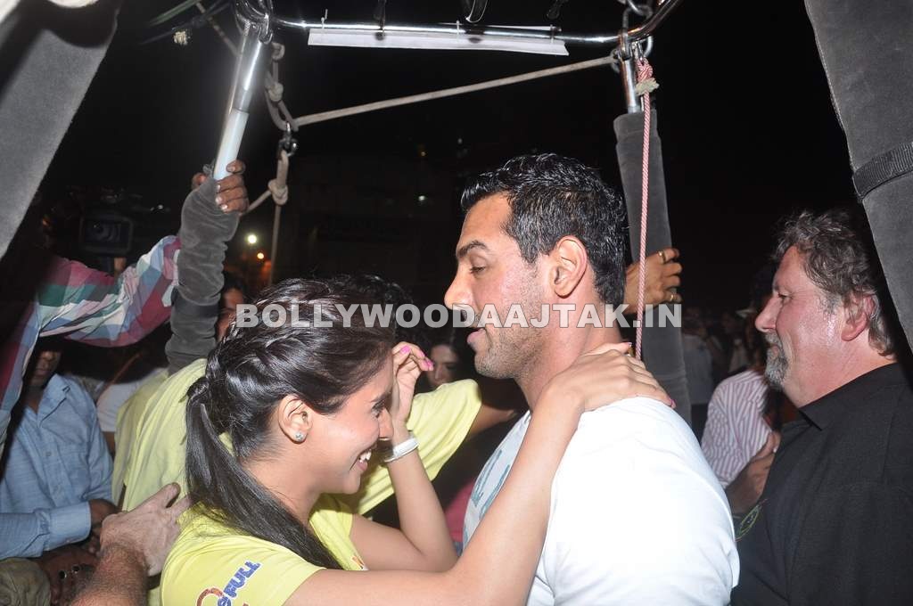 asin in yellow top in hot air balloon1 - Housefull 2 hot air balloon Promotion pics