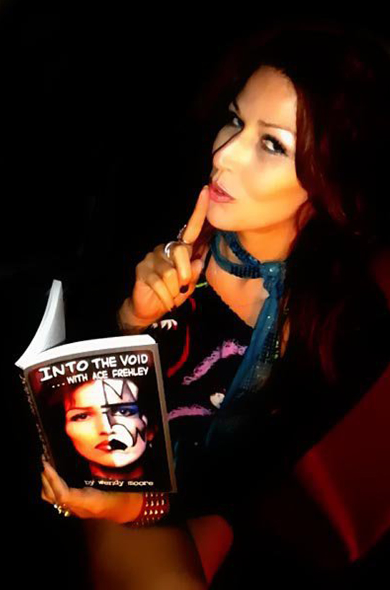 Wendy Moore repasando su libro "Into The Void....With Ace Frehley"...