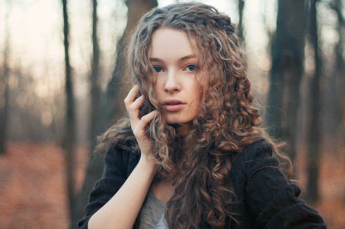blue-eyes-curly-hair-forest-girl-photogr