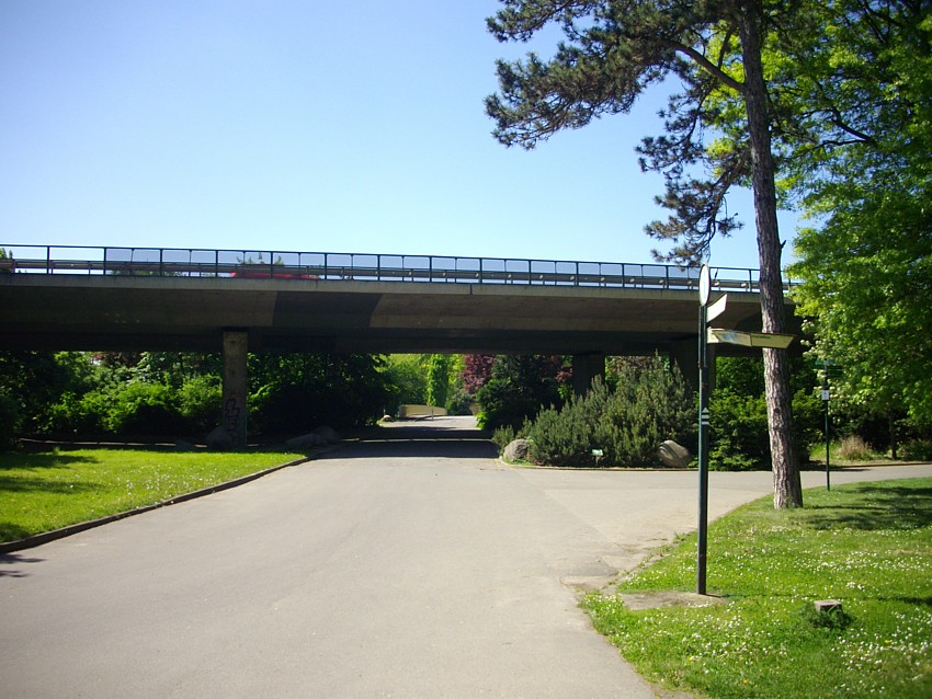 Die Hochstraße der Bundestraße B2 mitten durch den agra-Park Die Hochstraße der Bundestraße B2 mitten durch den agra-Park