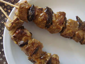 Brochettes de lomo y ciruelas