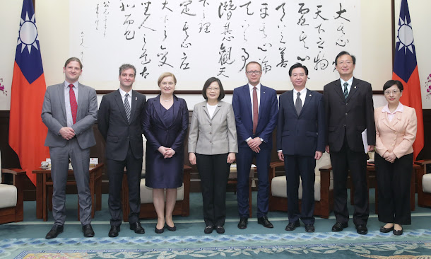 總統蔡英文19日接見歐洲議會外交委員會安全暨防禦小組主席芙緹嘉(Anna Fotyga)等人。 總統蔡英文19日接見歐洲議會外交委員會安全暨防禦小組主席芙緹嘉(Anna Fotyga)等人。