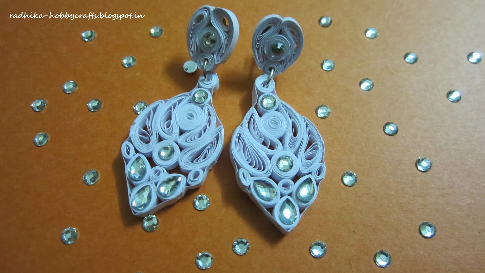 Hobby Crafts ) Quilled white dangler earrings