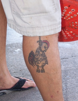 tatuaje de un gallo suicidado