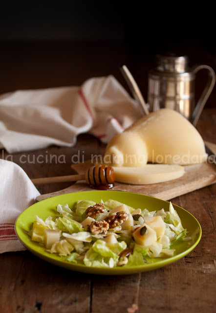 insalata con caciocavallo di agnone, frutta secca e miele di castagno dal molise per l'italia nel piatto