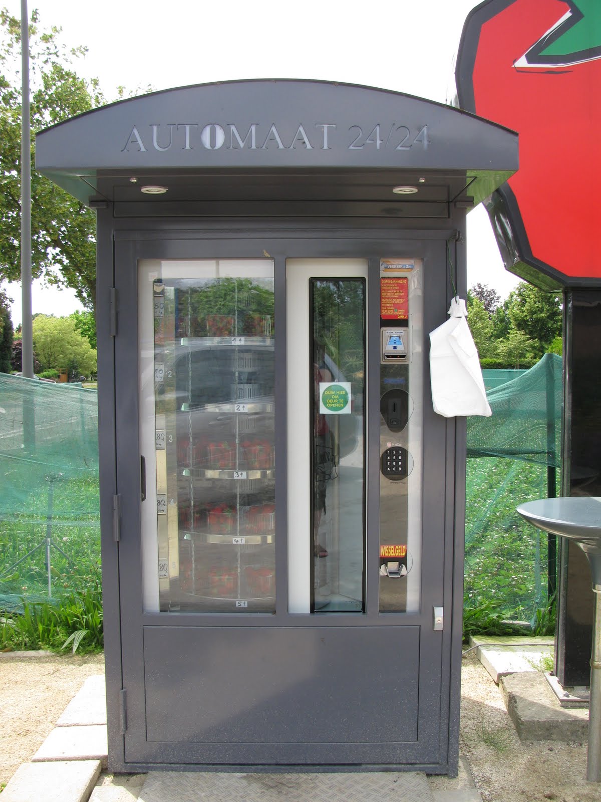 BelgiumBarb Strawberry Vending Machine