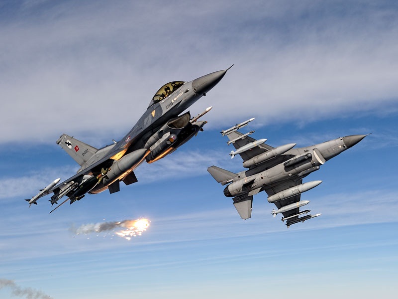 Turkish F-16C Fighting Falcon Fighter Jets Using Flare ...