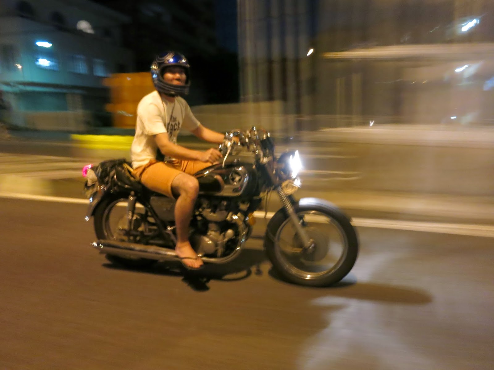 You Talkin To Me ビーチサンダルでオートバイに乗るのは危険です