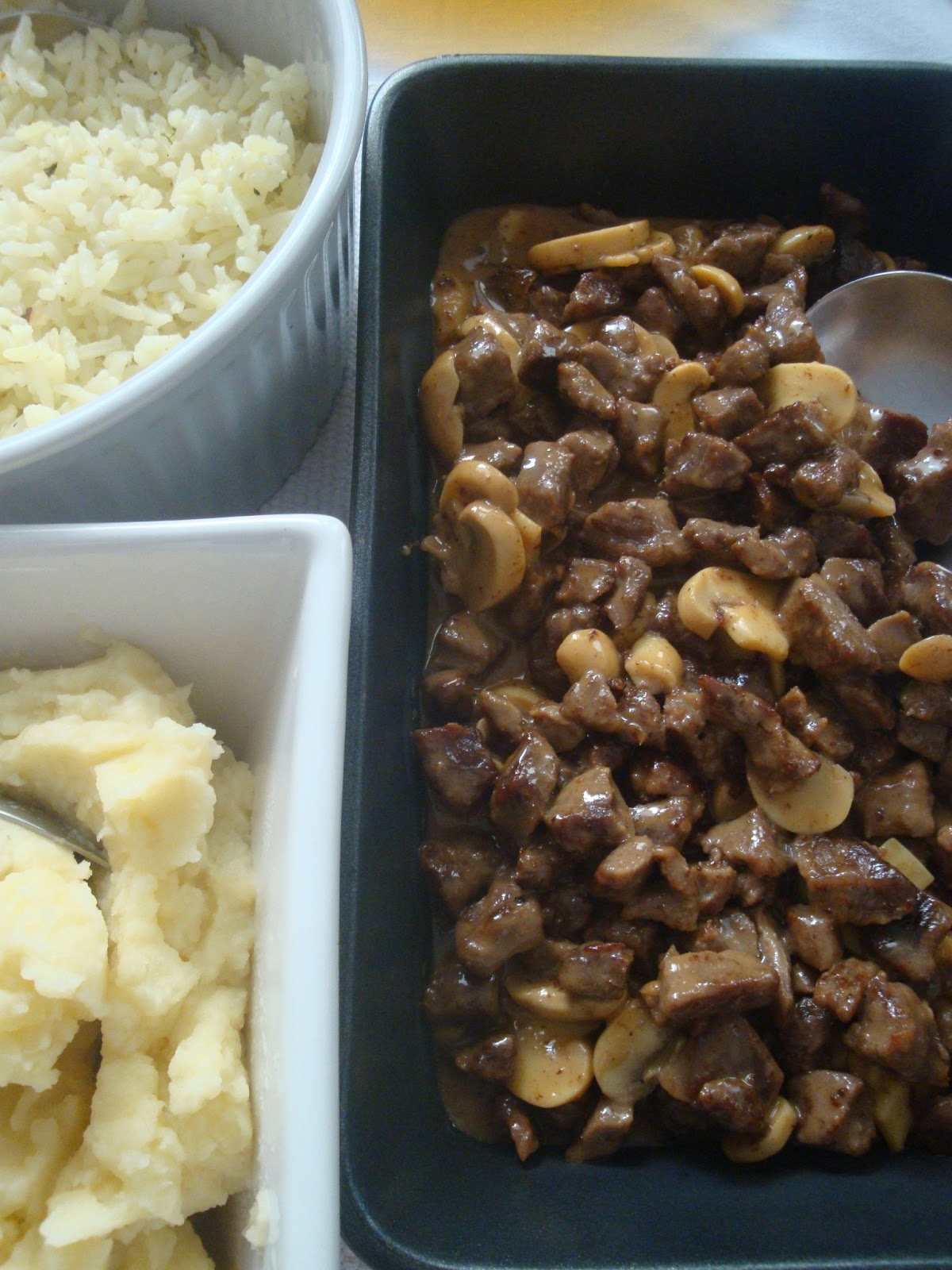 Mamae Ta Na Cozinha Estrogonofe De Carne Ingredientes (para 04 pessoas) 500 gramas de carne em tiras (pode ser alcatra, coxão mole, patinho ou mignon) 1 colher de sopa de champignon (se gostar muito, pode por mais) 3 colheres de sopa de ketchup 1 colher de sopa vaca atolada (1). mamae ta na cozinha estrogonofe de carne