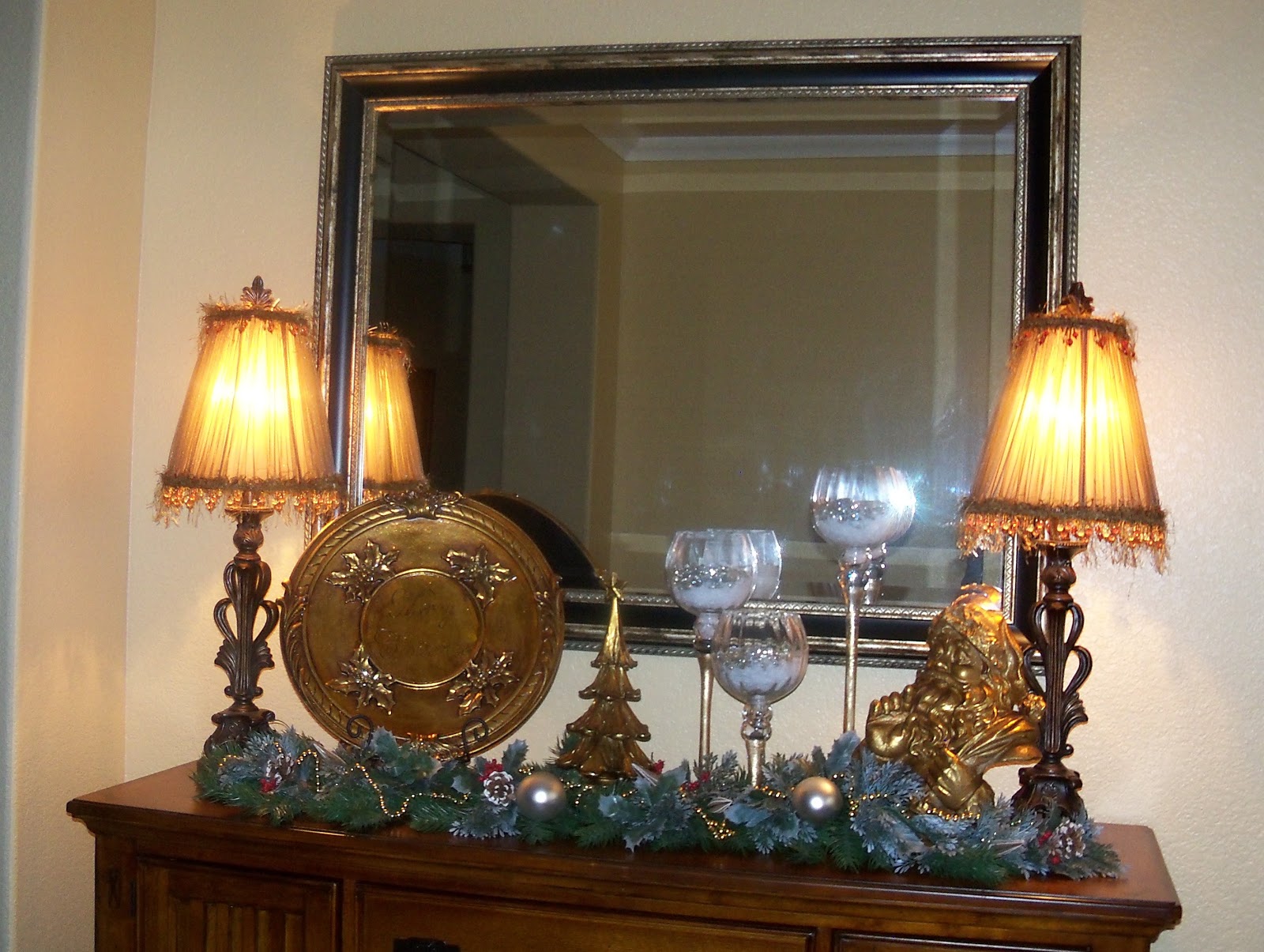 Southern Seazons: Dining room buffet decorated for Christmas