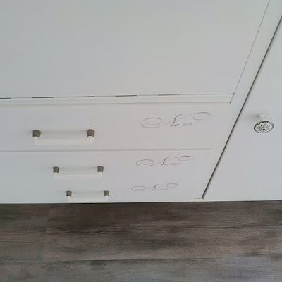 dettaglio cassetti mobile ridipinto