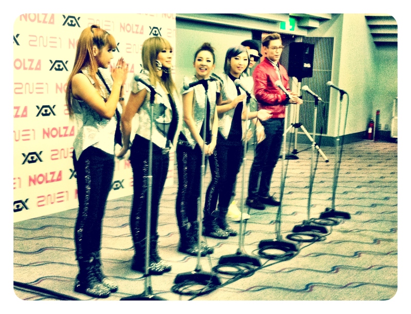 [Pics] GD&TOP en la Conferencia de Prensa del concierto en japón de 2NE1 Gdragon+top+2NE1+nolza+japan+avex+3+bigbangupdates.com