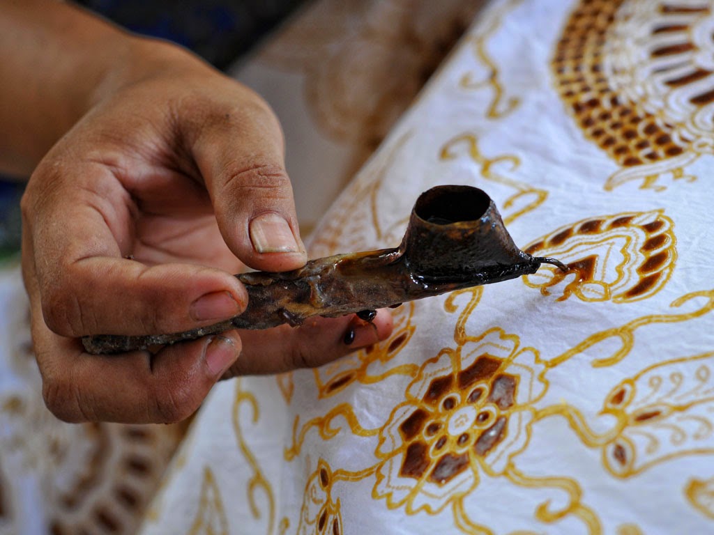 Proses Finishing Pada Kerajinan Kayu Batik Menggunakan Bahan