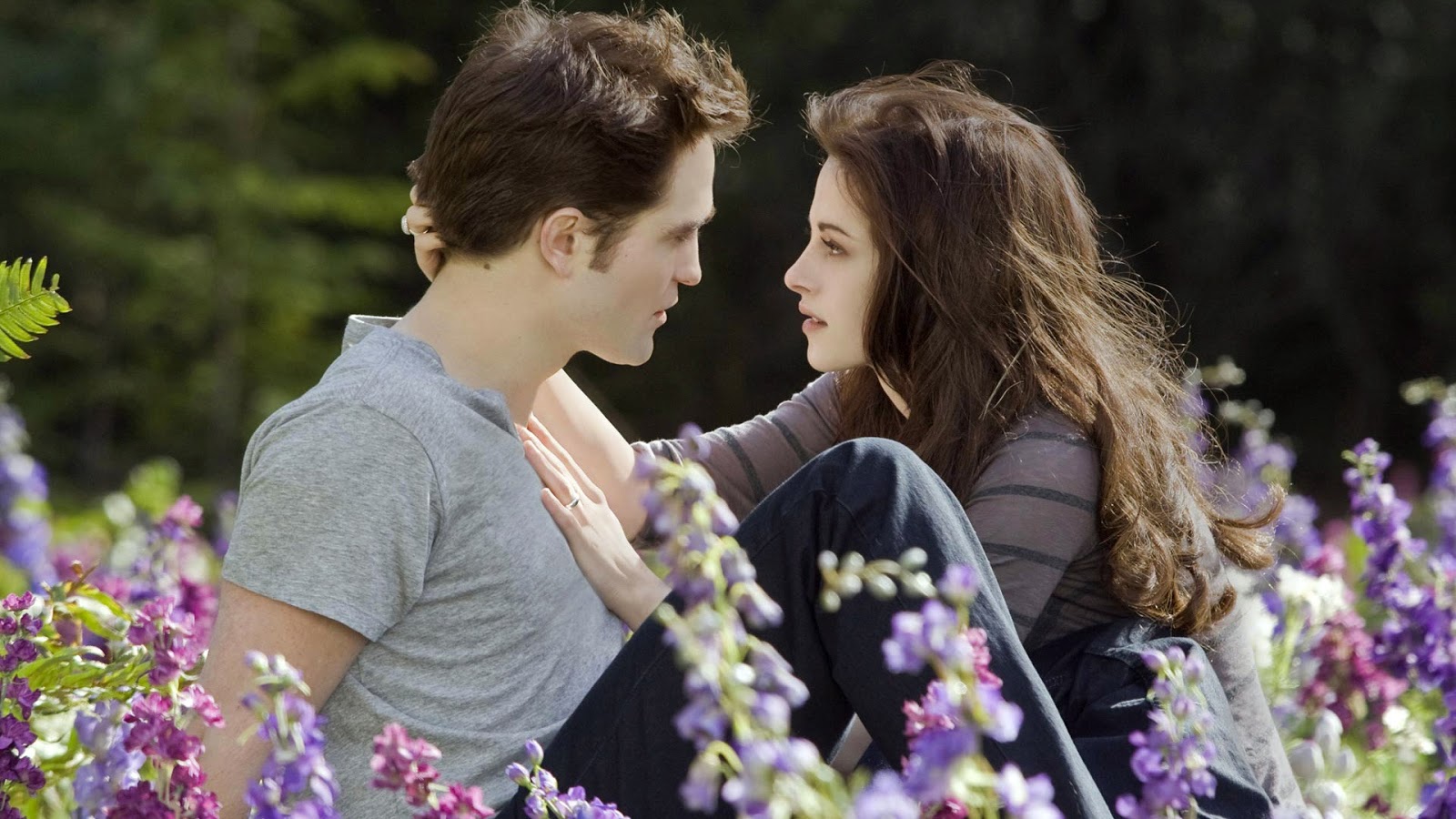 http://3.bp.blogspot.com/-ITRSxZCXVgg/UNSX9g44YGI/AAAAAAAAB0E/TwCCAIiMCxg/s1600/edward_bella_twilight_breaking_dawn_part_2-1920x1080+(uhdwallpapers.blogspot.com).jpg