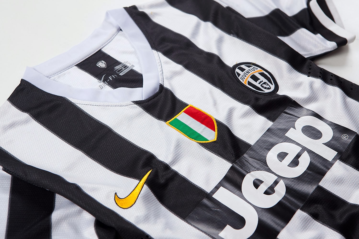 Equipaciones de futbol baratas 2015 online: nueva camisetas del Juventus 2013-2014