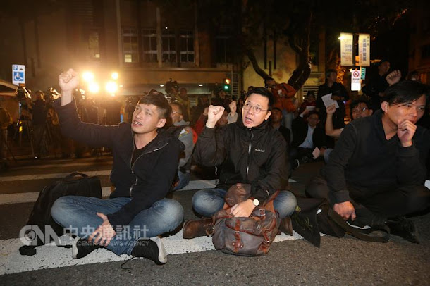 三一八學運3週年,多個民團今日晚間在立法院旁舉行晚會,邀請當年太陽花學運領袖林飛帆、魏揚、陳為廷、時代力量立委黃國昌等多人與會,並要求立法院在本會期三讀通過兩岸協議監督條例。 三一八學運3週年,多個民團今日晚間在立法院旁舉行晚會,邀請當年太陽花學運領袖林飛帆、魏揚、陳為廷、時代力量立委黃國昌等多人與會,並要求立法院在本會期三讀通過兩岸協議監督條例。