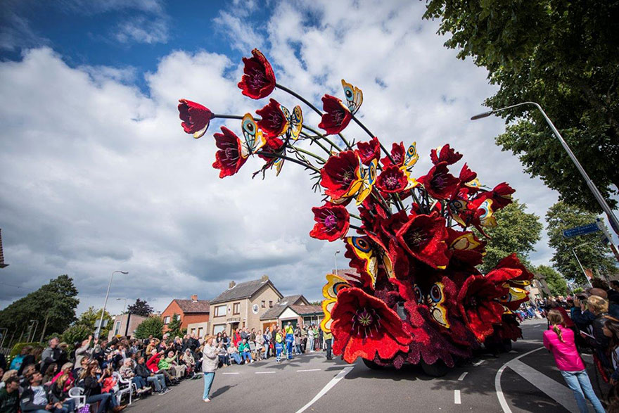 “And who is going to win this time?” - 19 Giant Flower Sculptures Honour Van Gogh At World’s Largest Flower Parade In The Netherlands “And who is going to win this time?” - 19 Giant Flower Sculptures Honour Van Gogh At World’s Largest Flower Parade In The Netherlands