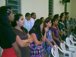 Grupo Jovem canta para Deus