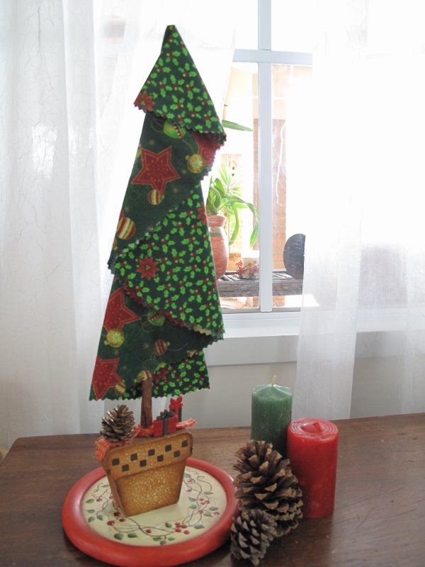 From Our (Brazilian) Home to Yours My little fabric Christmas tree