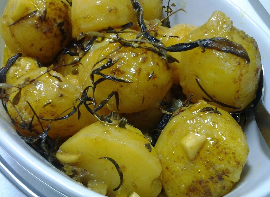 Batatas Assadas com Ervas e Curry Batatas Assadas com Ervas e Curry (vegana)