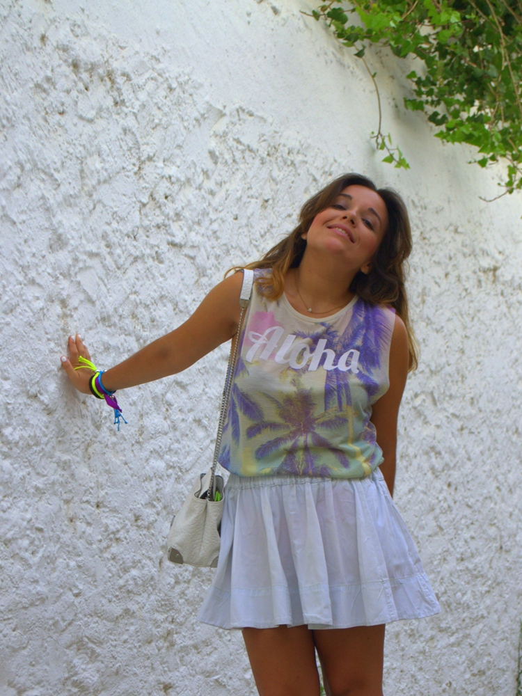 aloha_t-shirt-skater_skirt-white_heels-look aloha-look