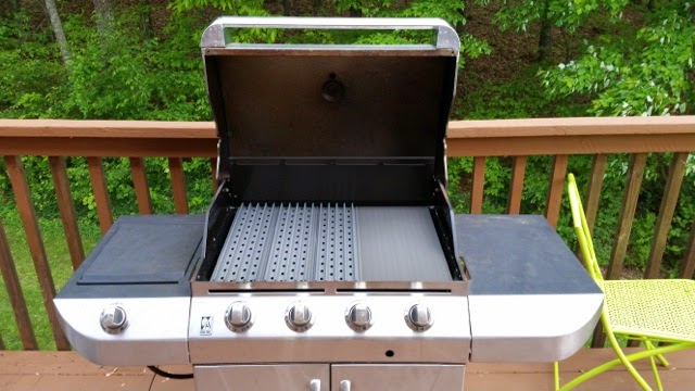 Charbroil grill with GrillGrates Charbroil grill with GrillGrates