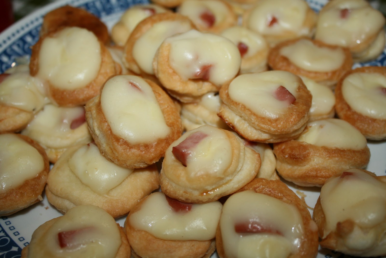 Voulevant con mozzarella, besciamella e wurstel la cucina della fede