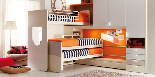 дизайн кімнати для трьох дітей з двохярусним ліжком та ліжком що видвигається