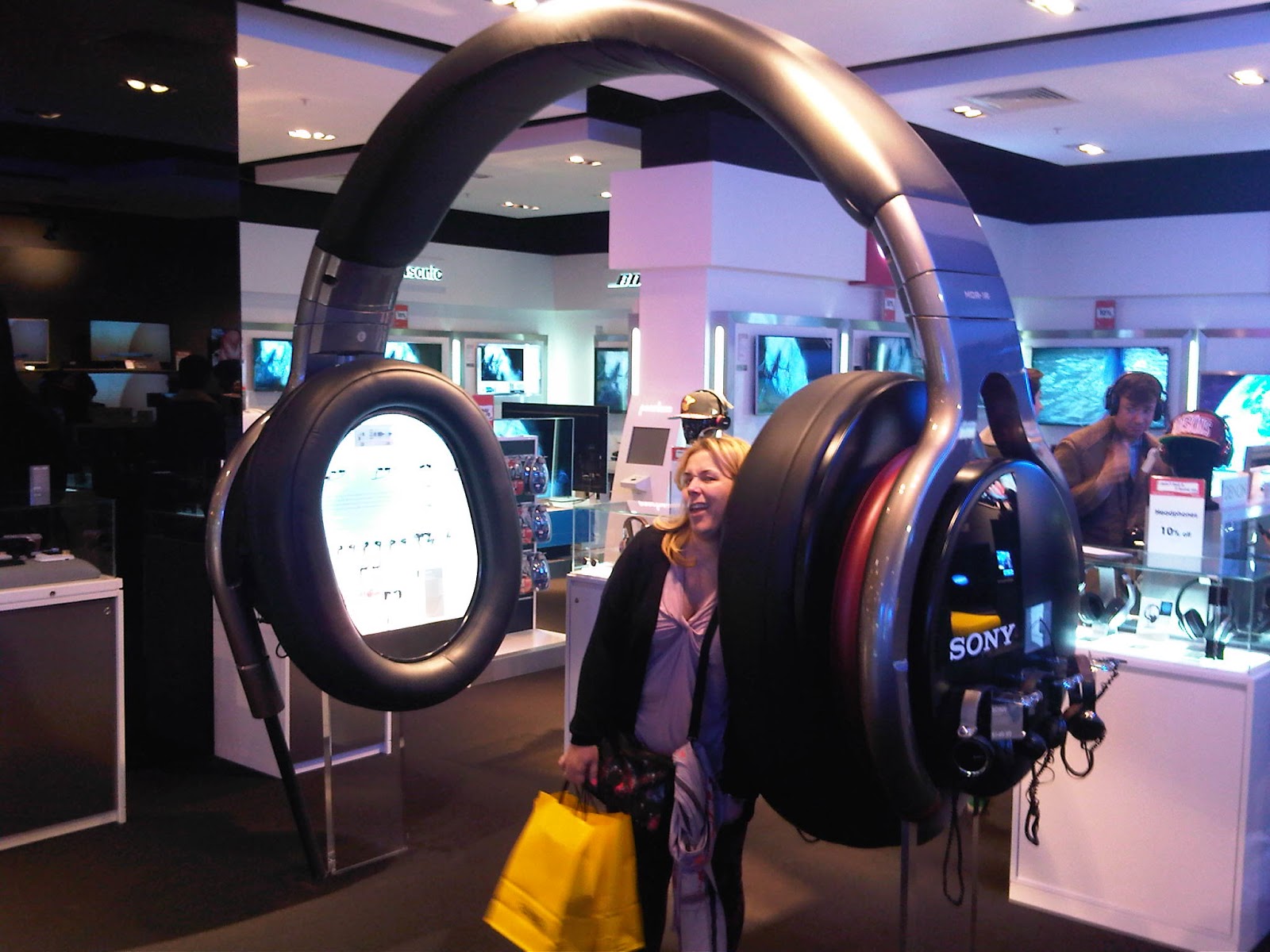 dandanmusicman Daily Music News WORLDS BIGGEST BEATS BY DRE HEADPHONES?