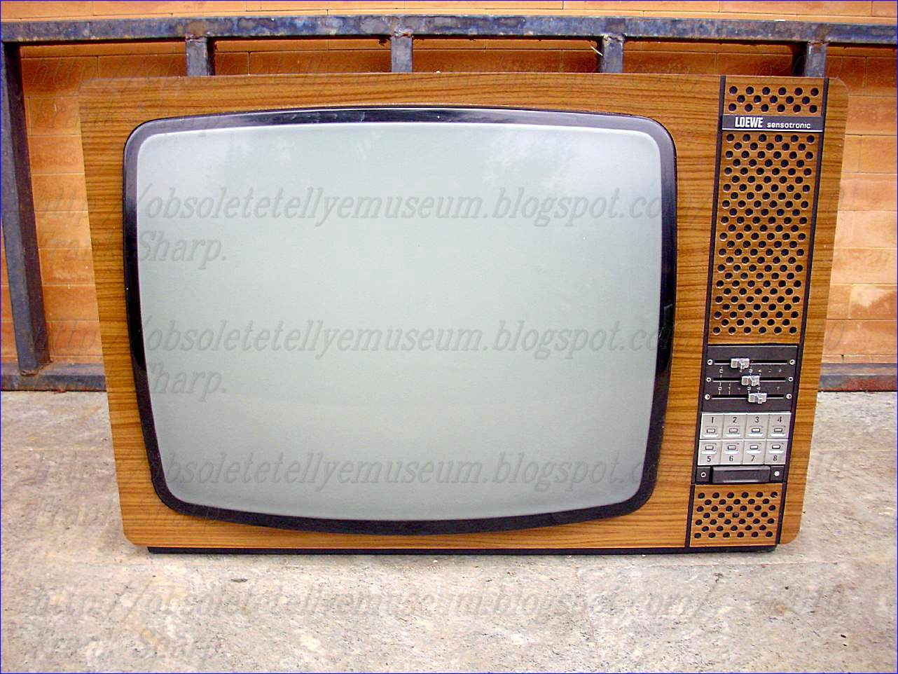 Obsolete Technology Tellye Loewe F875 Sensotronic Year 1974