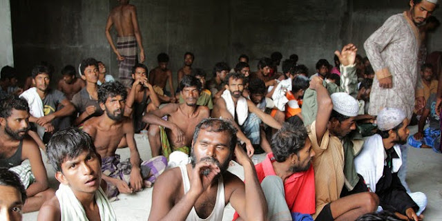 Pengungsi Rohingya minum urine untuk hidup