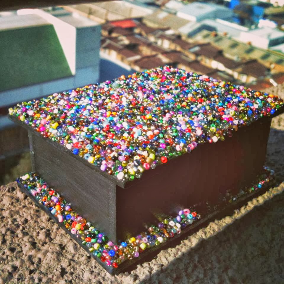 Caja de madera decorada con mostacillas. Creaciones Colorida