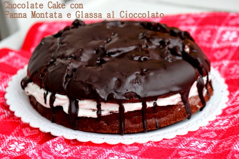 Chocolate cake con panna montata e glassa al cioccolato