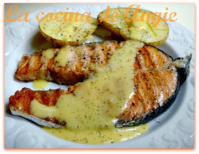 Salmón Con Salsa Holandesa
