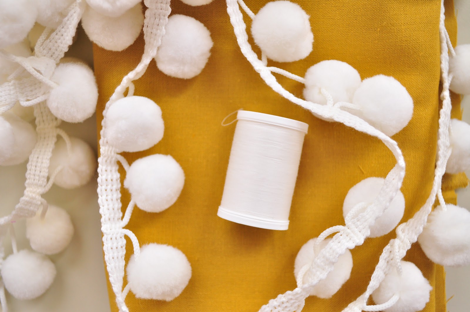 906 E. Chic ANTHROPOLOGIE Inspired PomPom Tree Skirt {A TUTORIAL}...