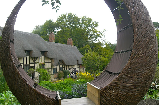 travel to anne hathaway's cottage 