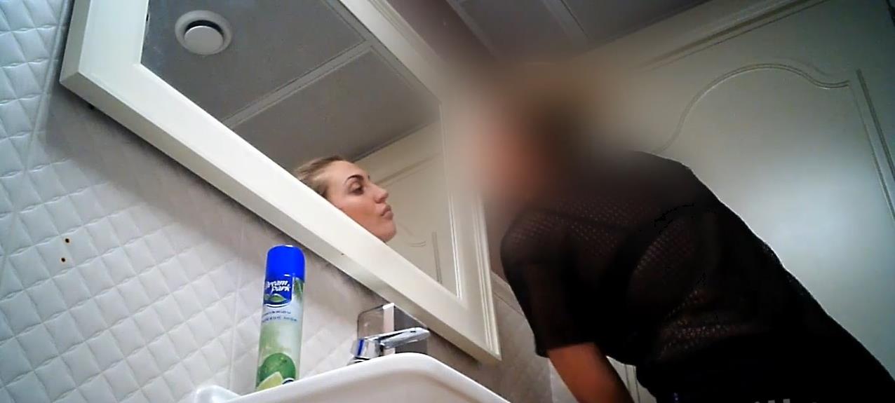 Скрытая камере в туалетной комнате засекла женщину с волосатой пиздой которая пришла в гости к другу