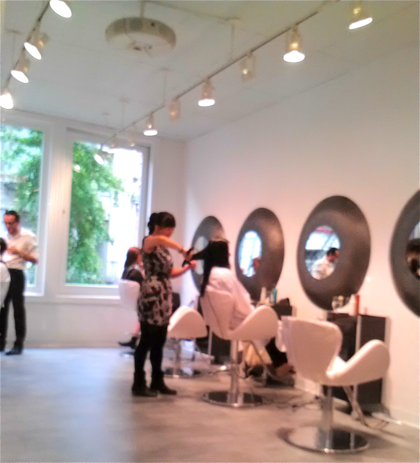 http://3.bp.blogspot.com/-IiBGPUoi9fQ/UGuDKYw0ACI/AAAAAAAAED0/iwYsqiPrphw/s1600/drawing+room+nyc+hair+salon+review+hairstylist+station+new+york+city+soho+manhattan.jpg