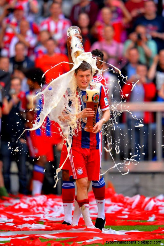 Germans celebrate with beer A lot of beer toni kroos FOOTBALL Germans celebrate with beer A lot of beer toni kroos FOOTBALL